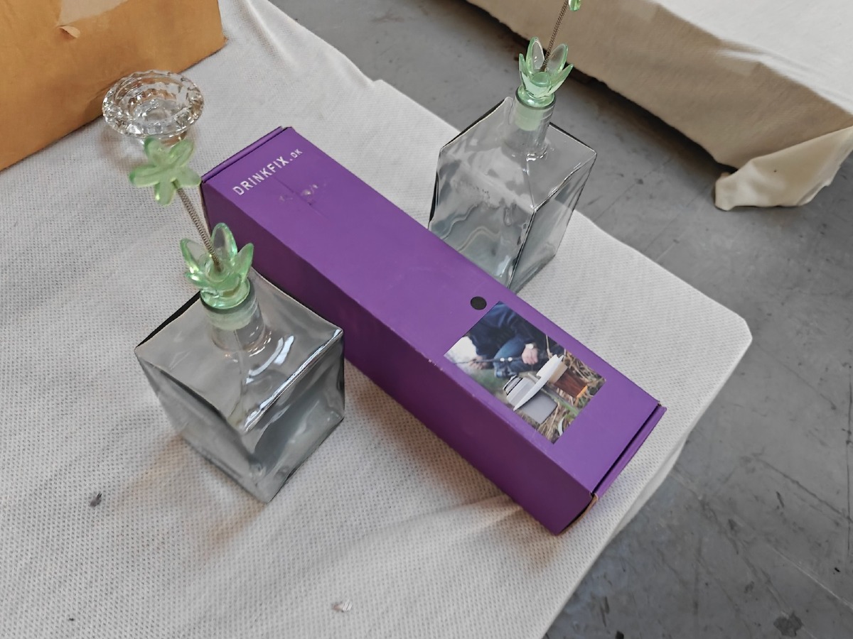 2 Vinkarafler & 1 øl/drinksholder m/spyd. 