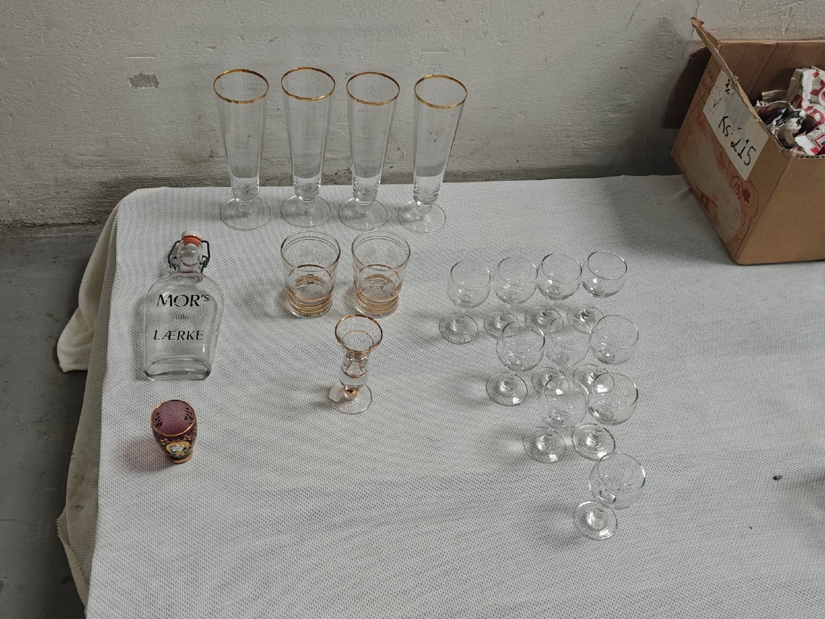 Ass. glas: Nogle med guldkant, portvinsglas samt lommelærke. 