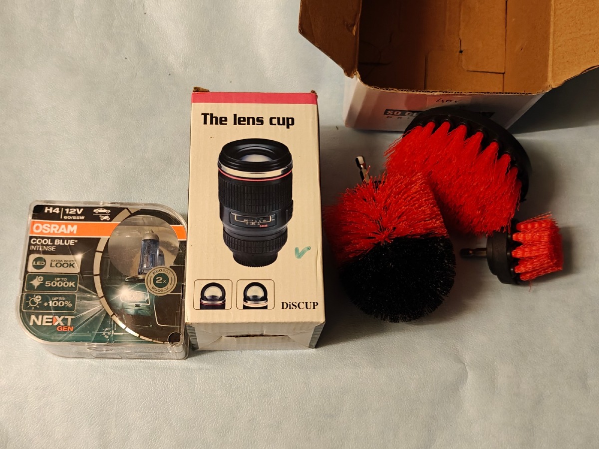 Til bilen: Børste-sæt t/skruemaskine til vask af fælge. Kaffekop designet som kameralense. Forlygtepærer. Mrk Osram. H4. Cool Blue Intense. 