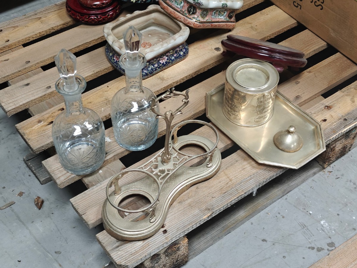 Stativ med 2 flasker/karafler & bakke m/thedåse.