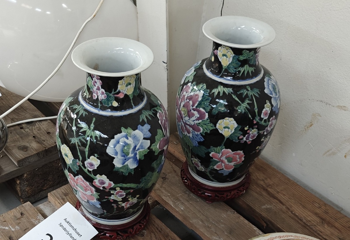 2 stk. Kinesiske vaser m/opsatser. Håndmalede.