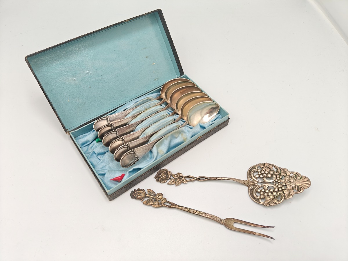Æske med 6 skeer af sølv samt 2 andre ta'ting