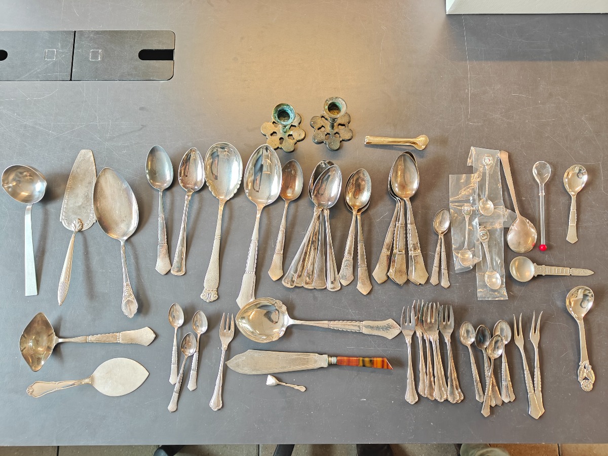 Samling forskellige bestikdele af sølvplet