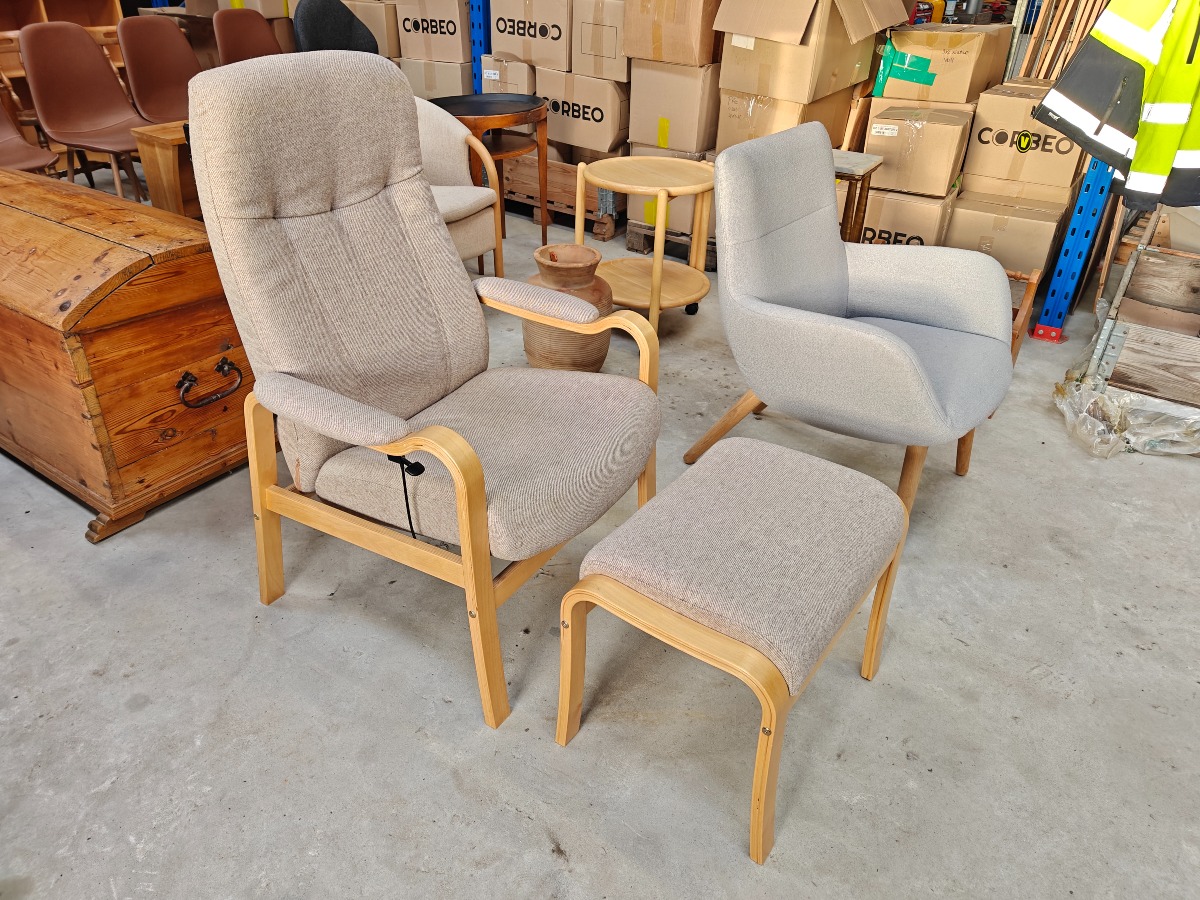 Otiumstol samt skammel af formspændt bøg 