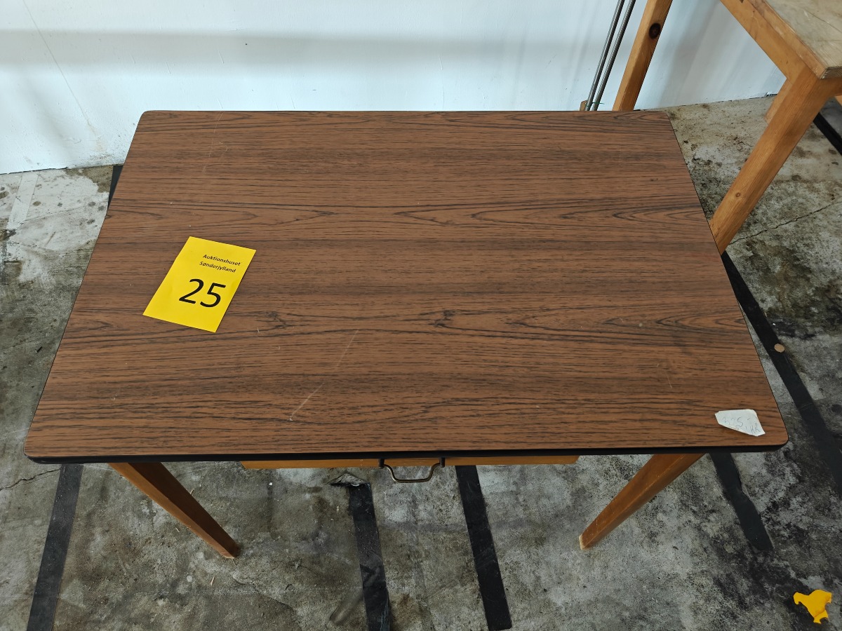 Lille skrivebord m. skuffe