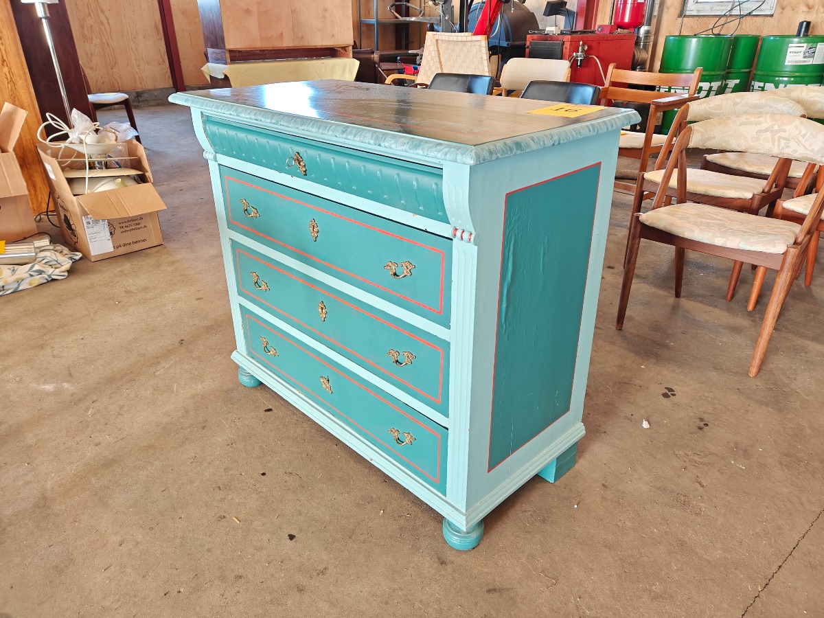 Kommode af almuemalet fyr