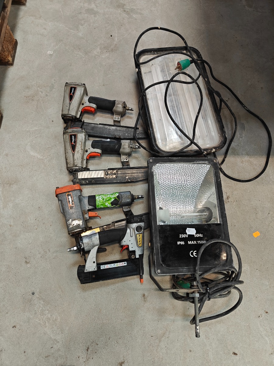 Parti søm pistoler & 2 halogen lamper (6)