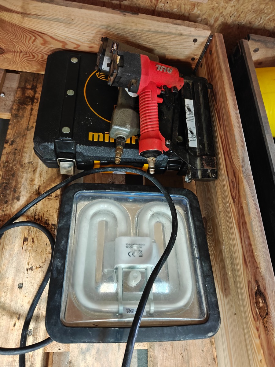 halogen lampe, akku boremaskine & 2 sømpistoler (4)