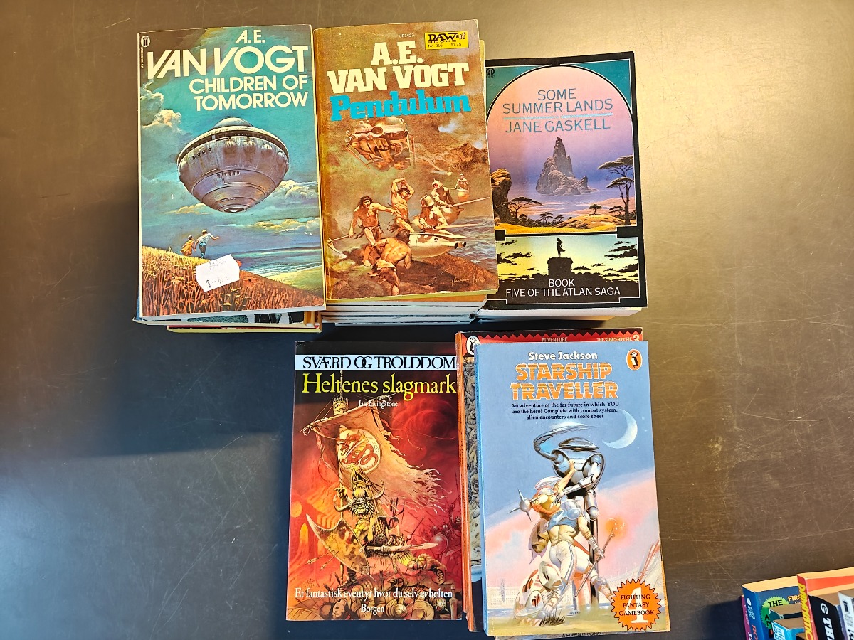 Fantasy og Sci-fi romaner (32)