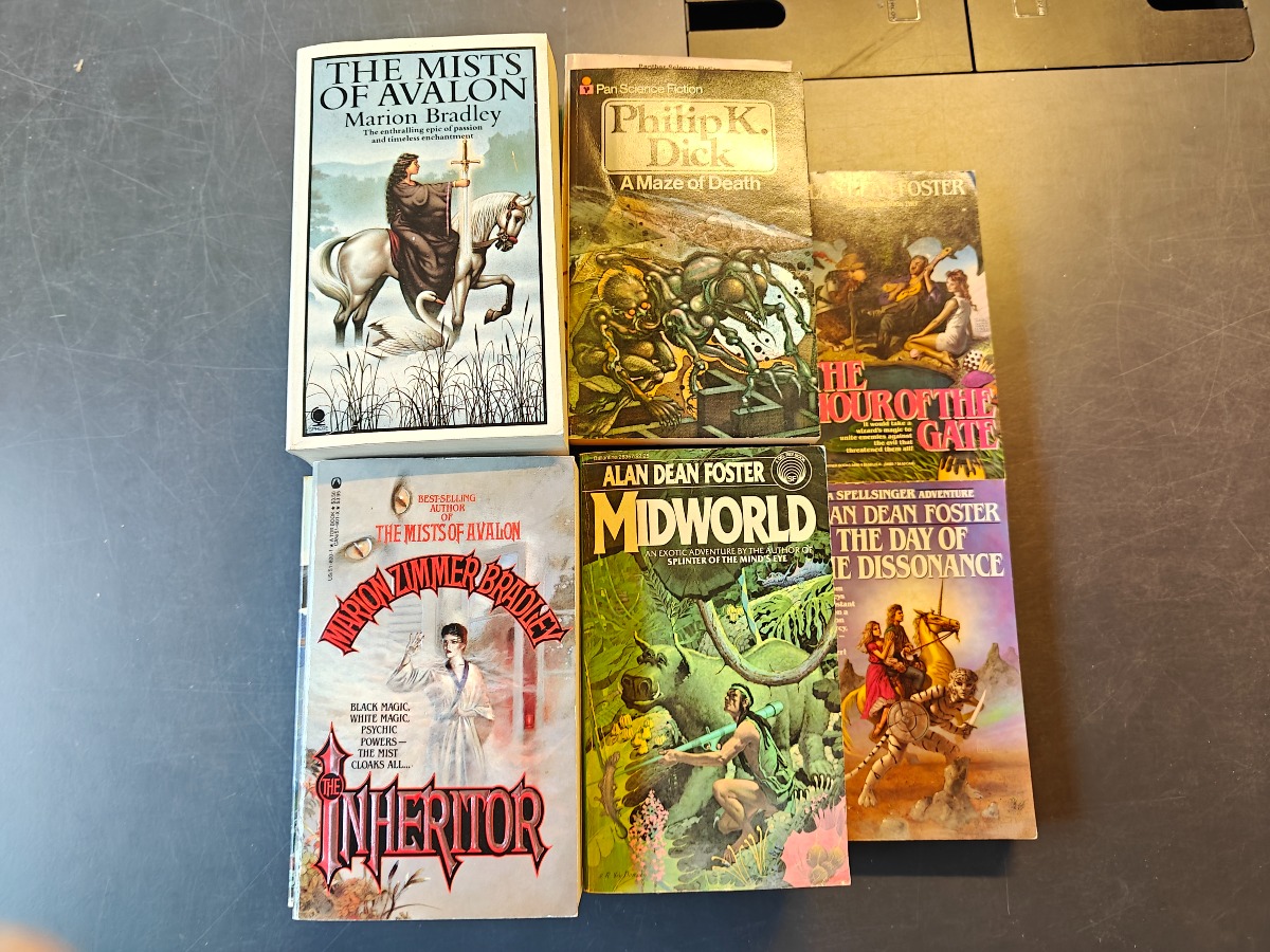 Fantasy og Sci-fi romaner (23)