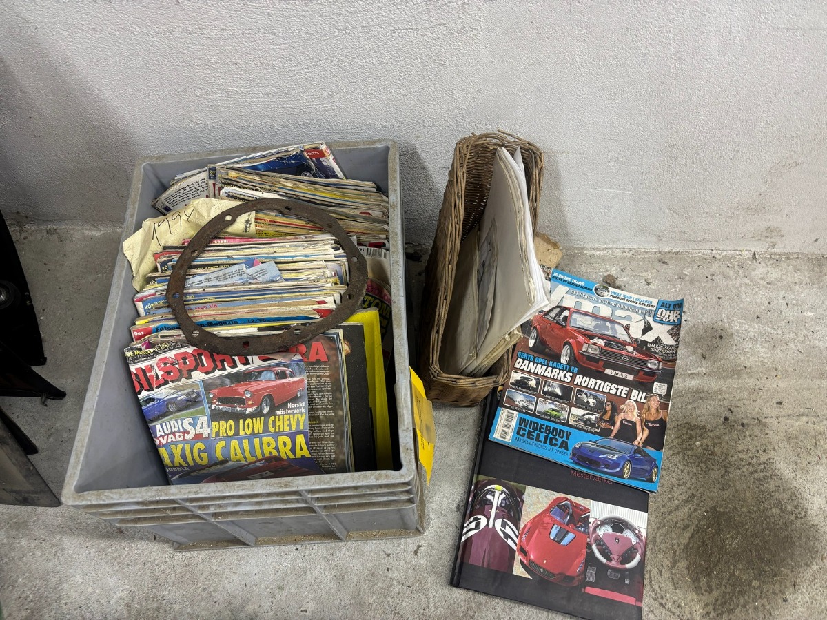 Kasse med bilmagasiner