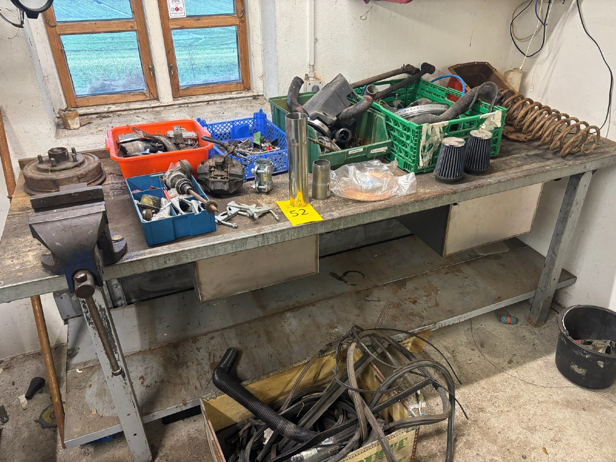 Diverse reservedele, alt på bord (Minus bord og skruestik)