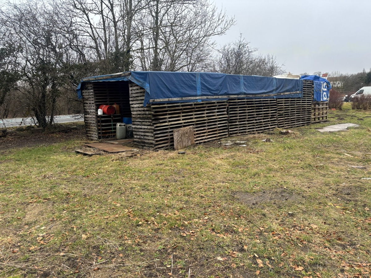 Stort parti træpaller bygget op som skur