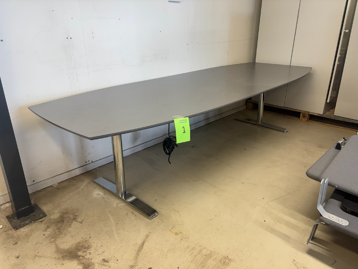 Stort konferencebord / mødebord med grå bordplade og stålsøjler