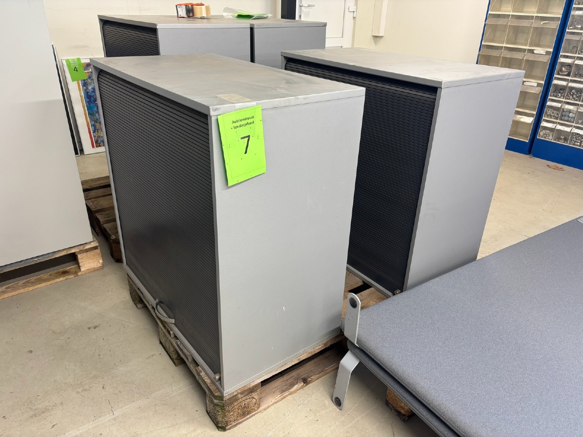 2 stk. jalousiskabe i grå – kontorskabe med rullelåge