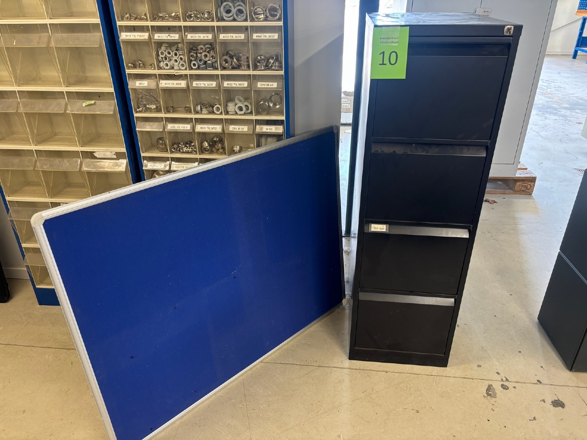 Arkivskab med 4 skuffer, samt opslagstavle