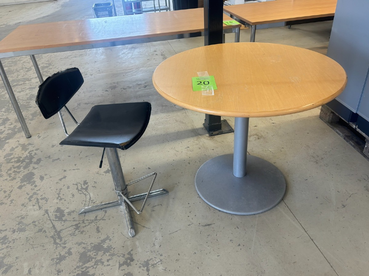 Rundt café-/mødebord med søjlefod samt stol