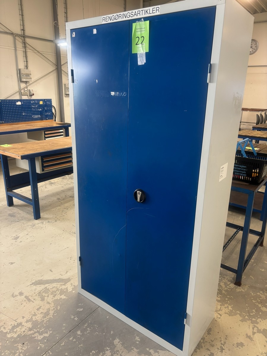 Stålskab / værkstedsskab med hylder