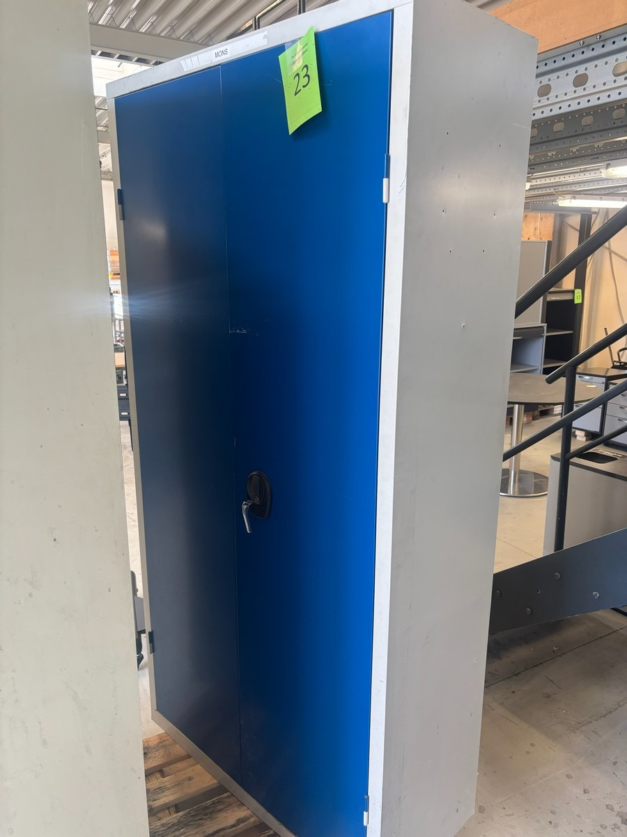 Stålskab / værkstedsskab med hylder og lås