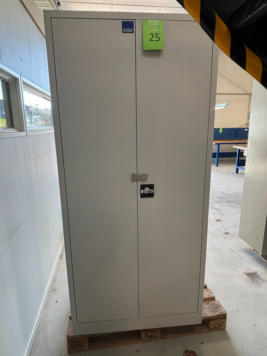 Kraftigt stålskab i lysegrå med dobbeltlåger