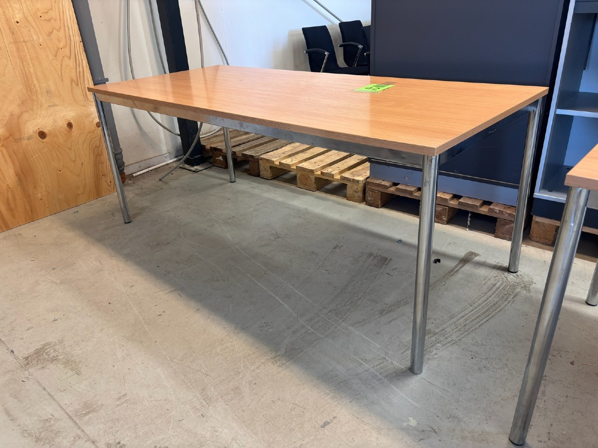 2 stk. Konferencebord / mødebord i bøgelook med kromben. Måler: 180 x 80 x 72cm