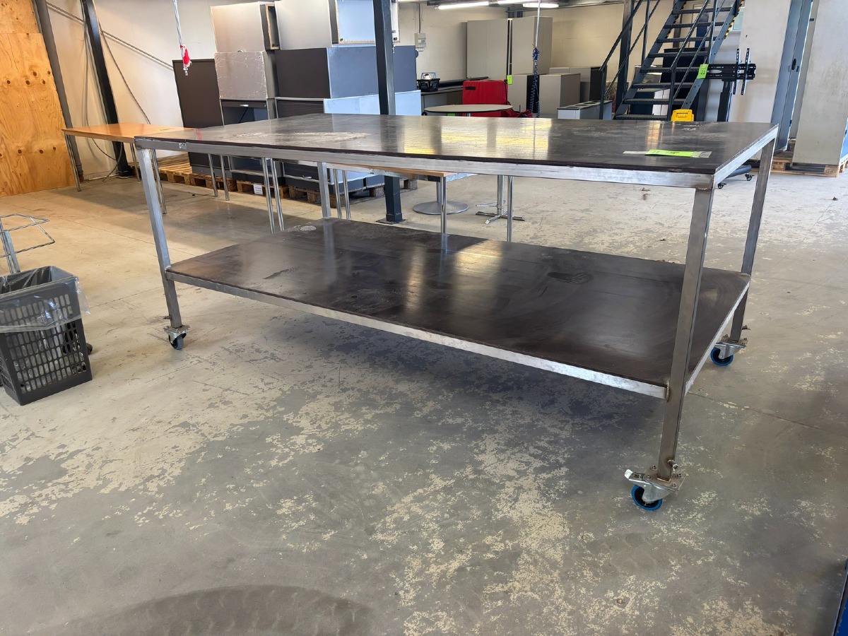 Stort arbejdsbord / værkstedsbord i rustfri stål med hylde og hjul