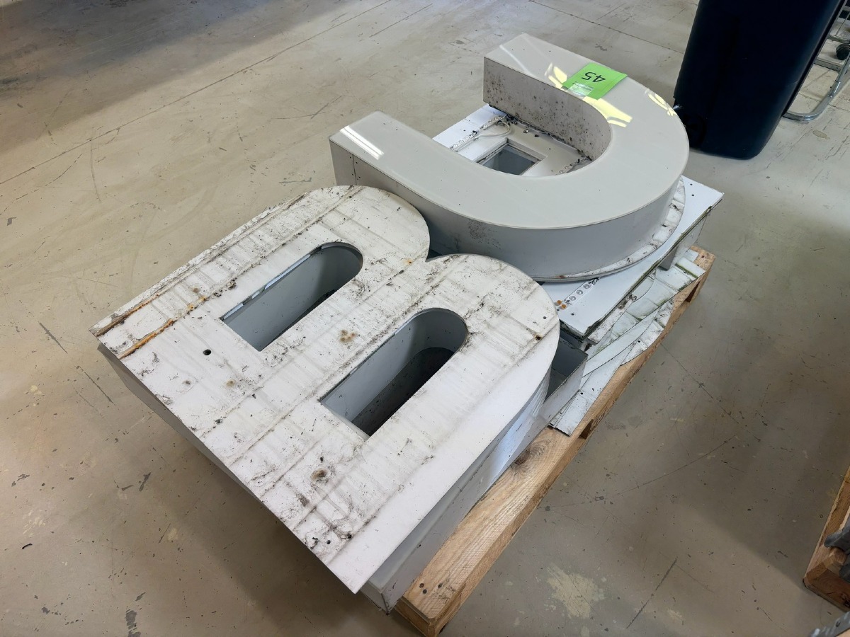 Store reklamebogstaver / facadeskilte – C, B, R og E med LED