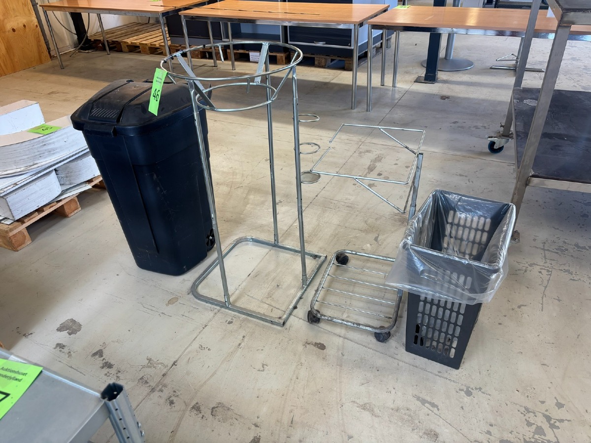 Diverse stativer og affaldsspand