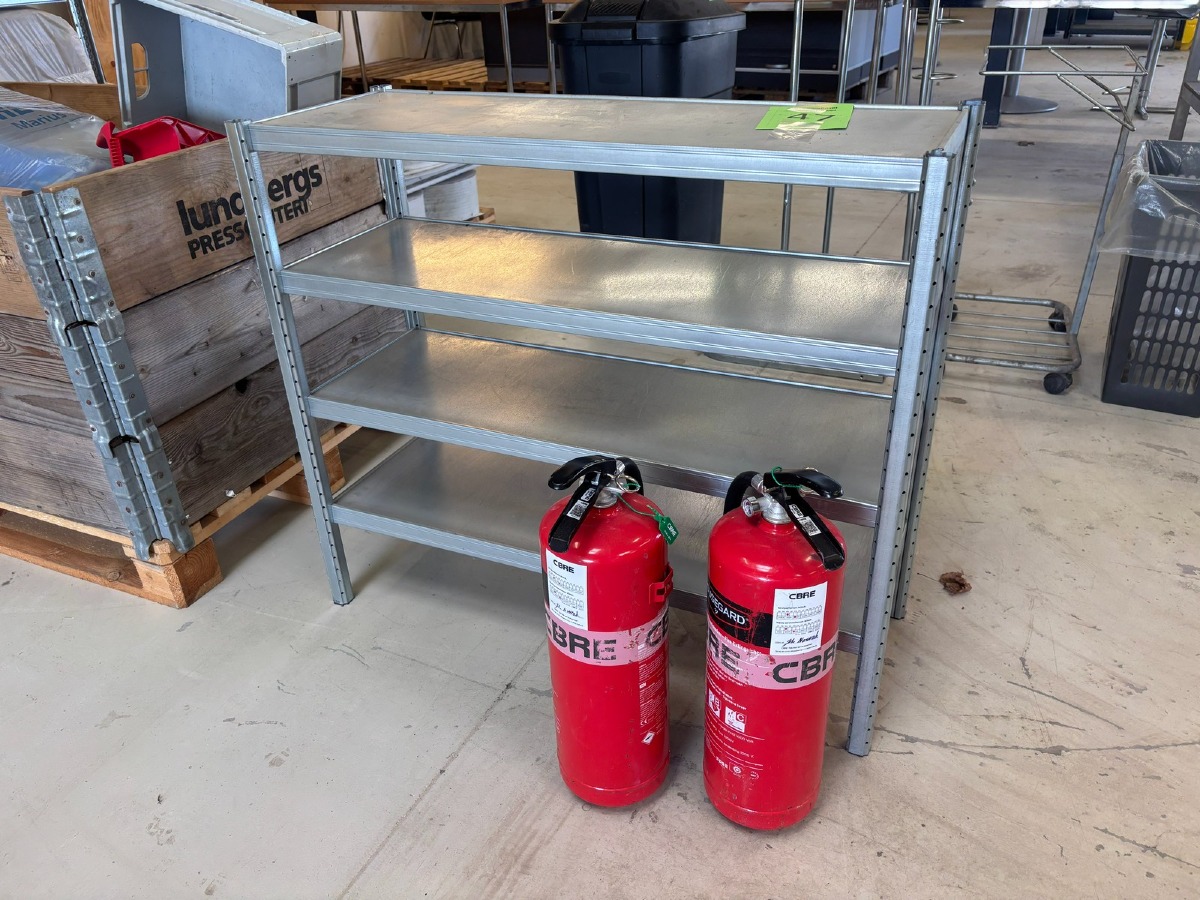 Metal reol med hylder samt 2 stk. ildslukkere