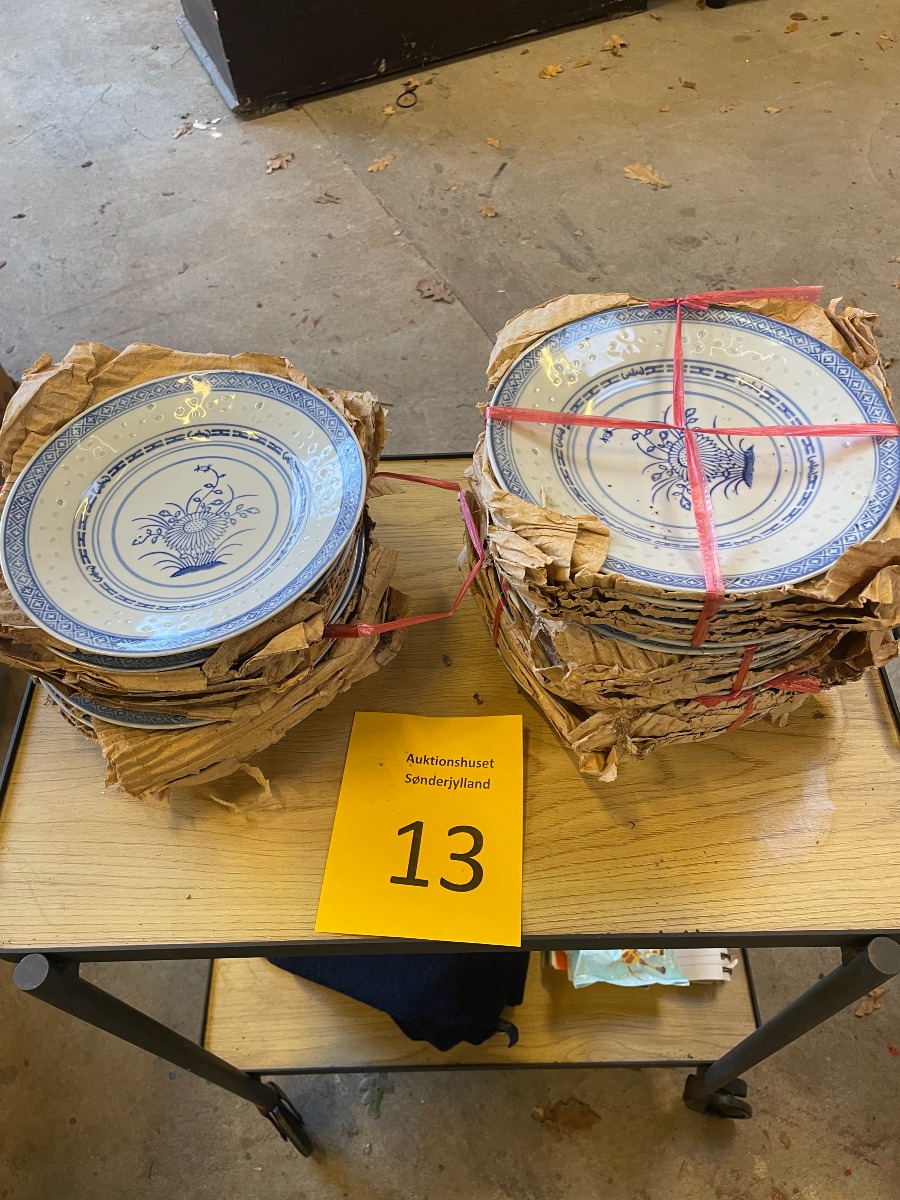 36 kinesiske tallerkner fra Up-stairs