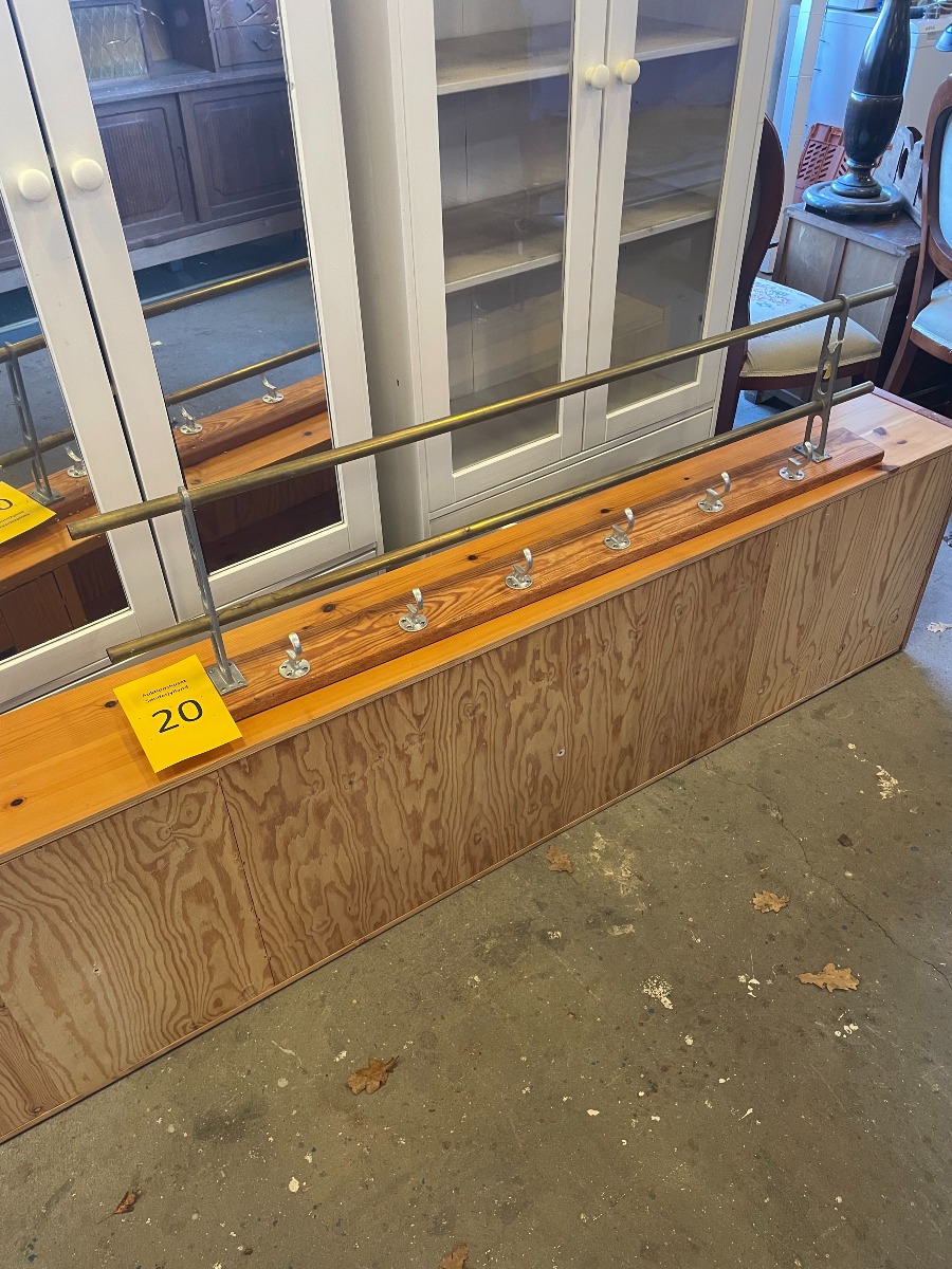 Garderobestang med hattehylde