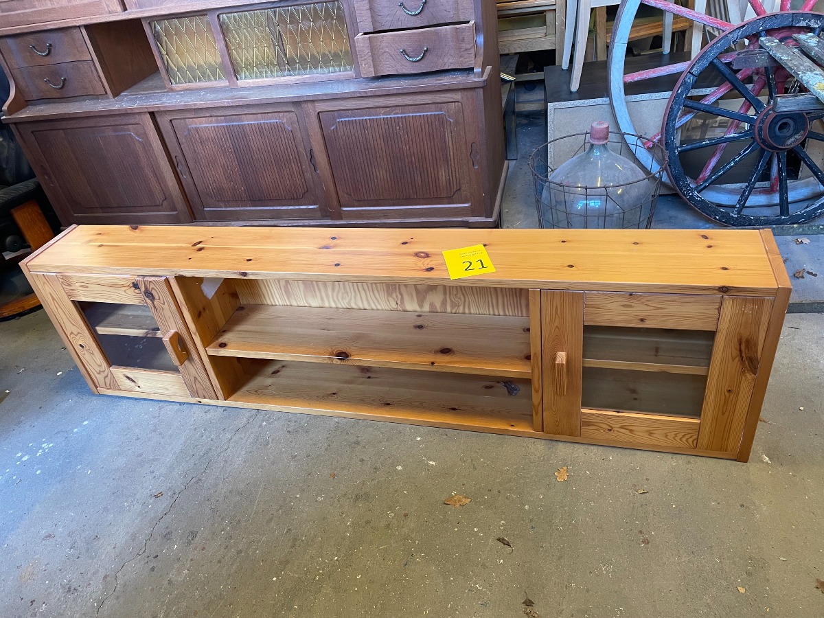 Væghængt skab af fyr 