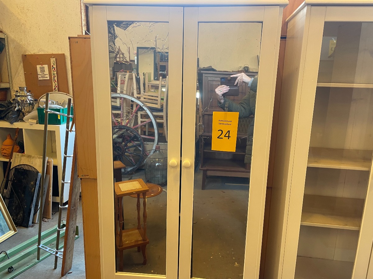 2 vitrineskabe af hvid laminat