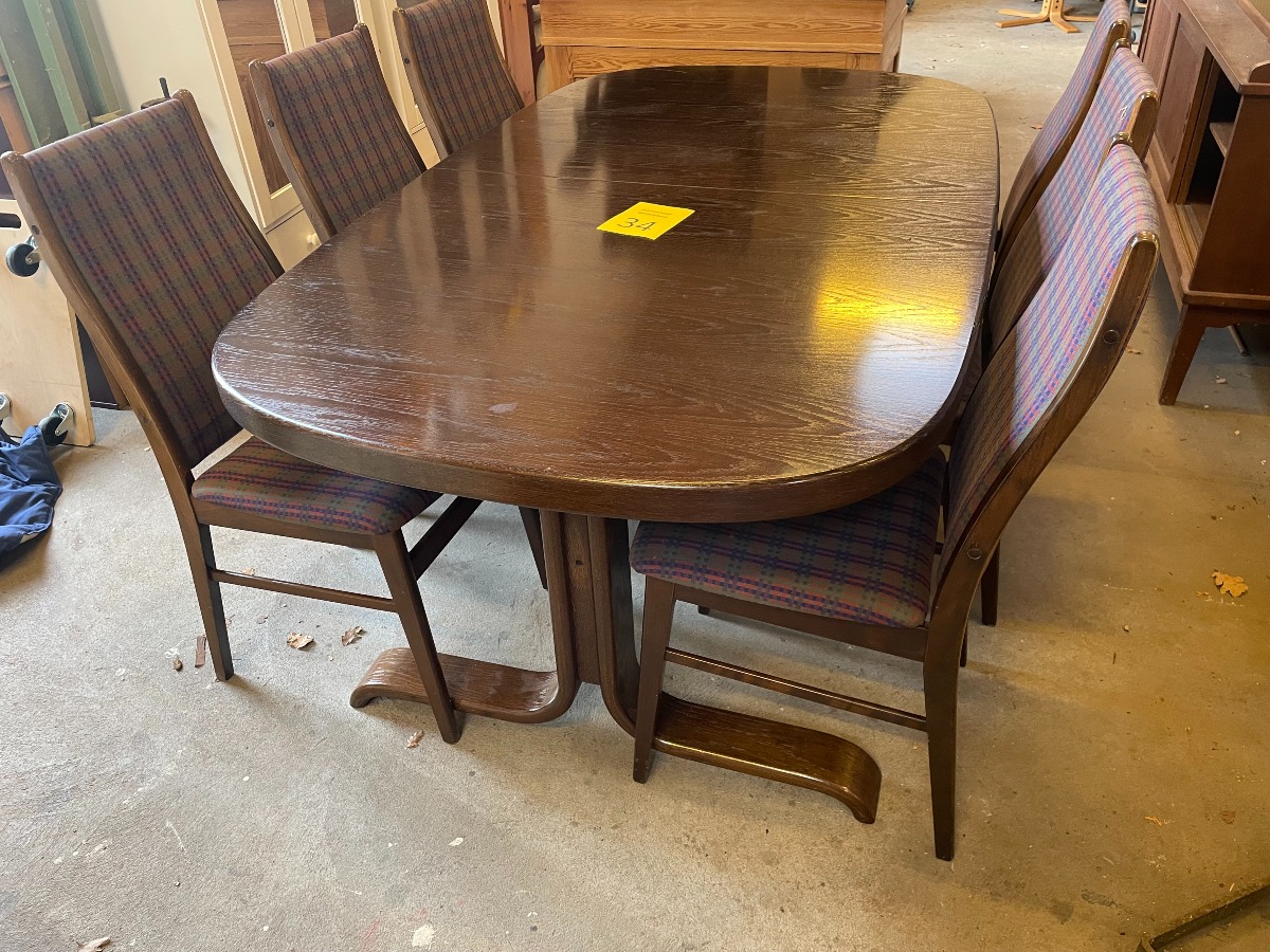 Farstrup spisebord med 6 stole