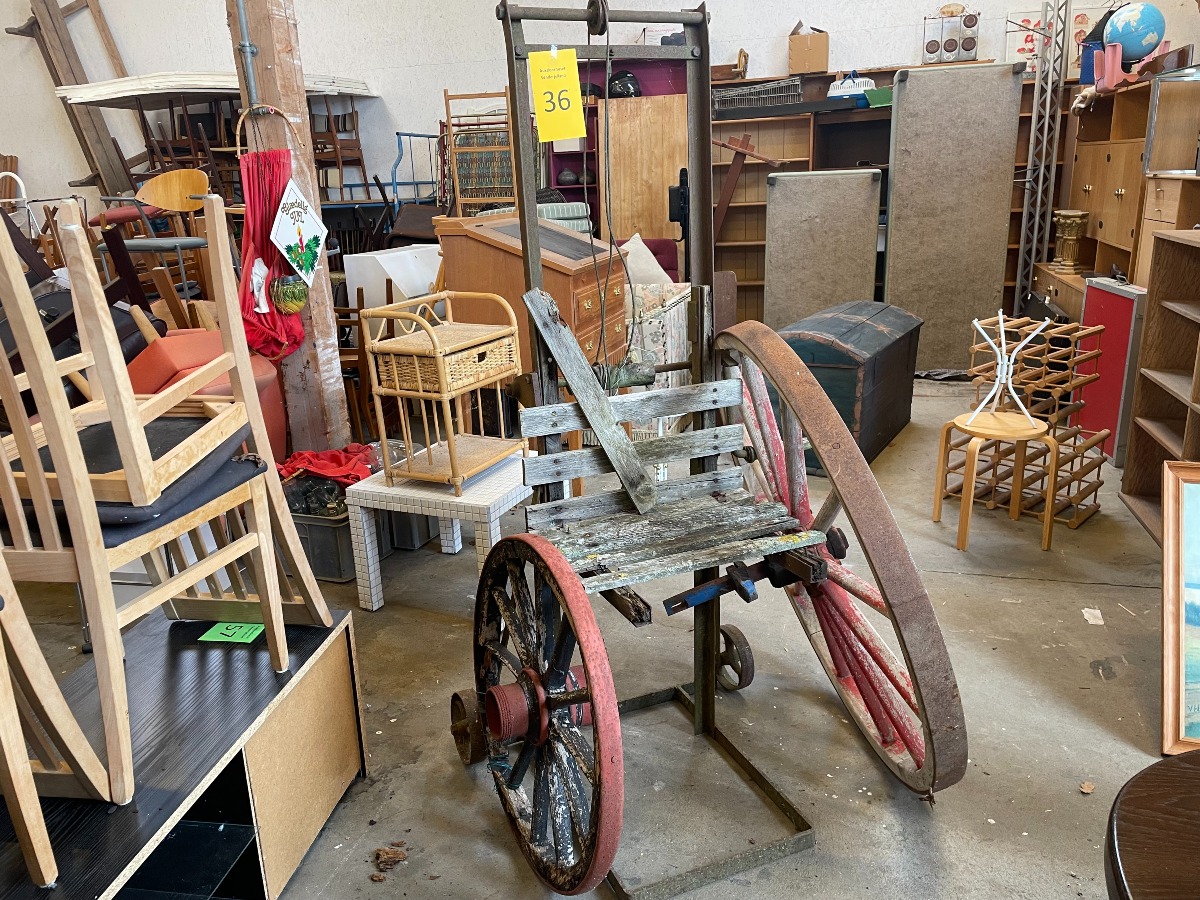 2 vognhjul samt hejseværk til kornsække