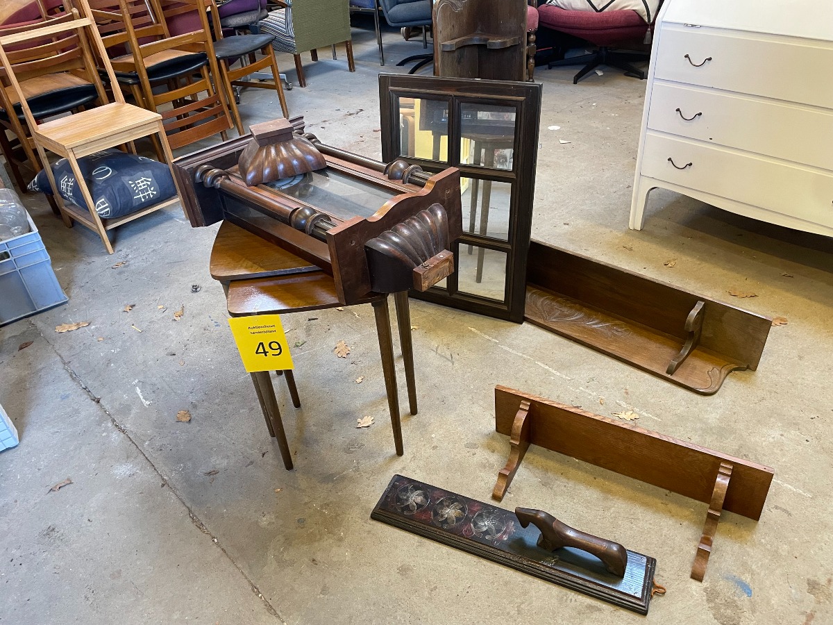 6 små møbler i mørkt træ 