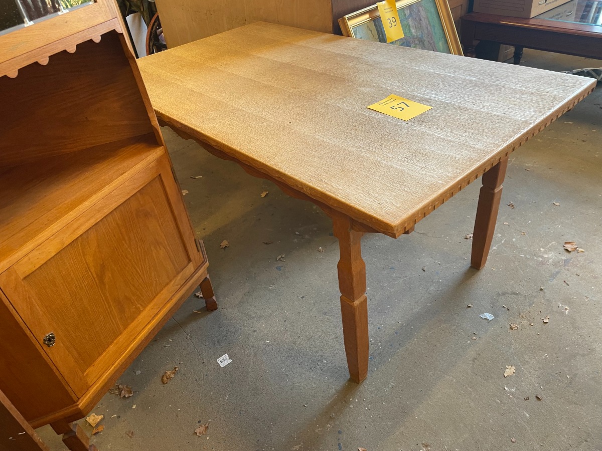 Spisebord af syret eg