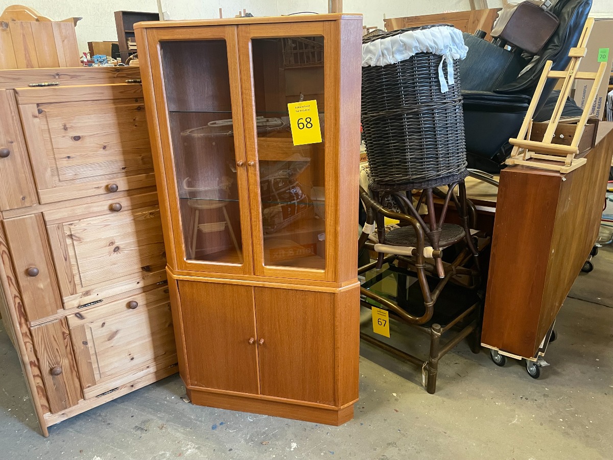 Nyere hjørneskab af teak