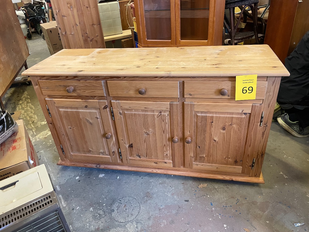 3 fløjet skænk af fyrretræ