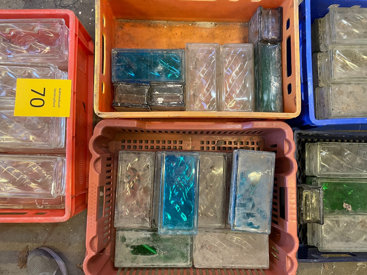 Glasbyggesten farvede og klare