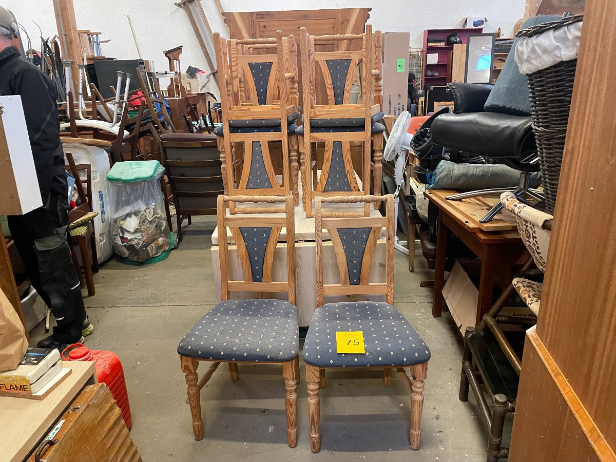 Spisebord med 8 stole af fyr