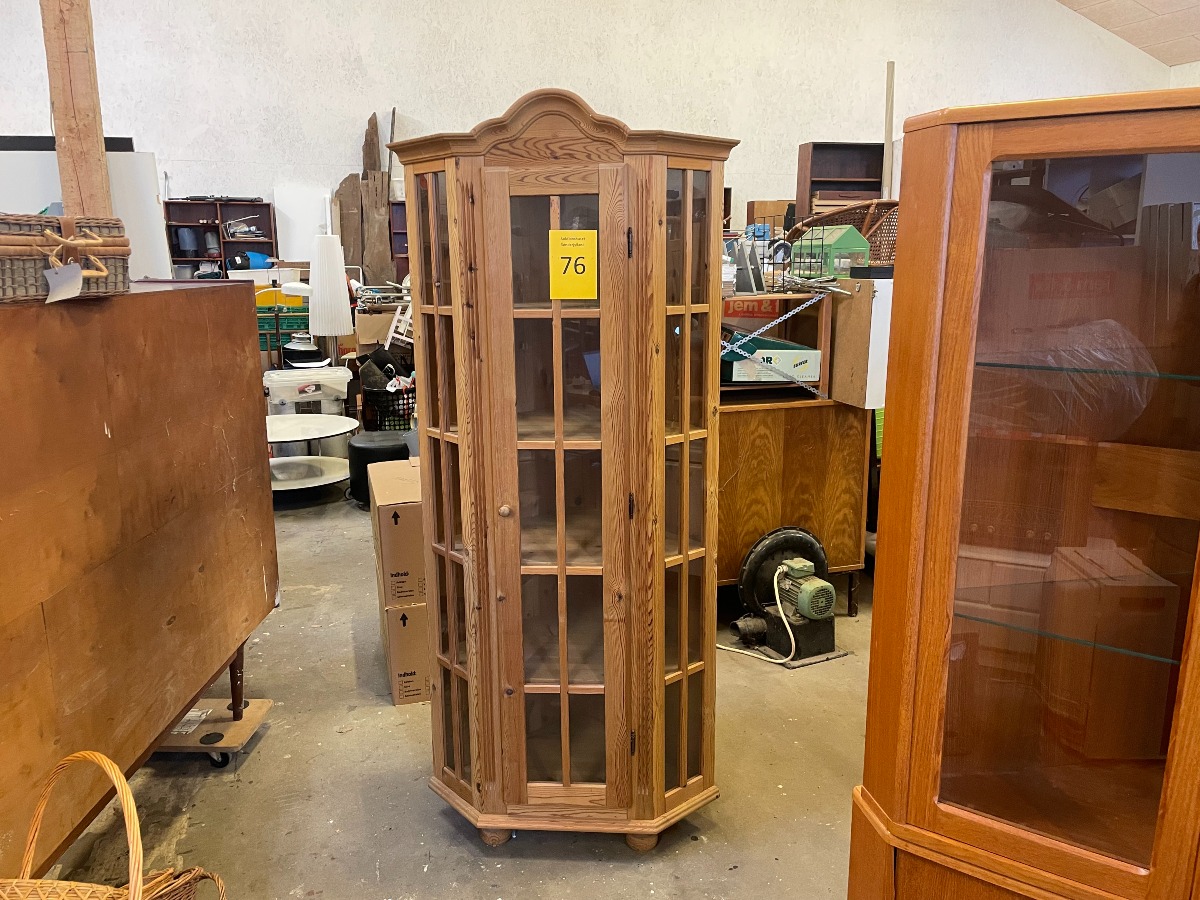 Hjørneskab i Fyrretræ