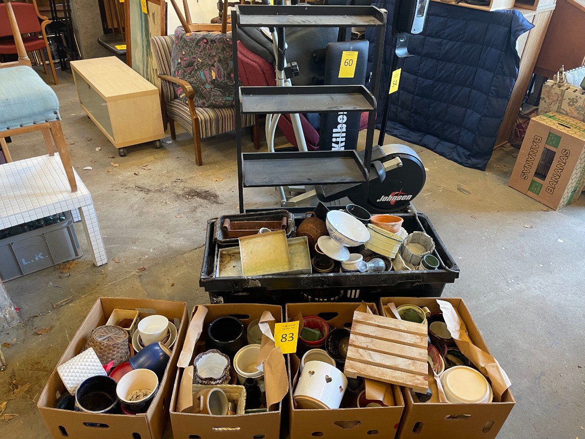 5 kasser med blomsterpotter