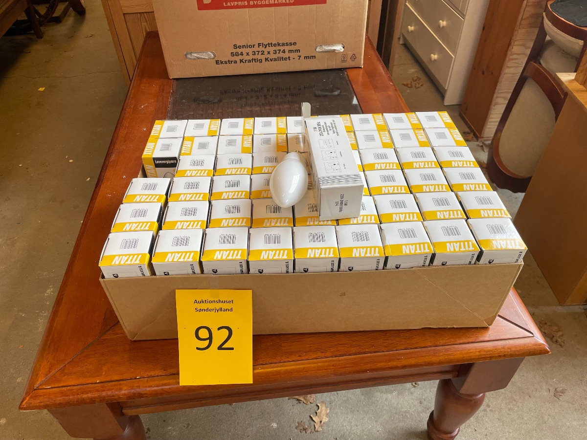 54 stk. 11W. 220-240V/50Hz pærer 