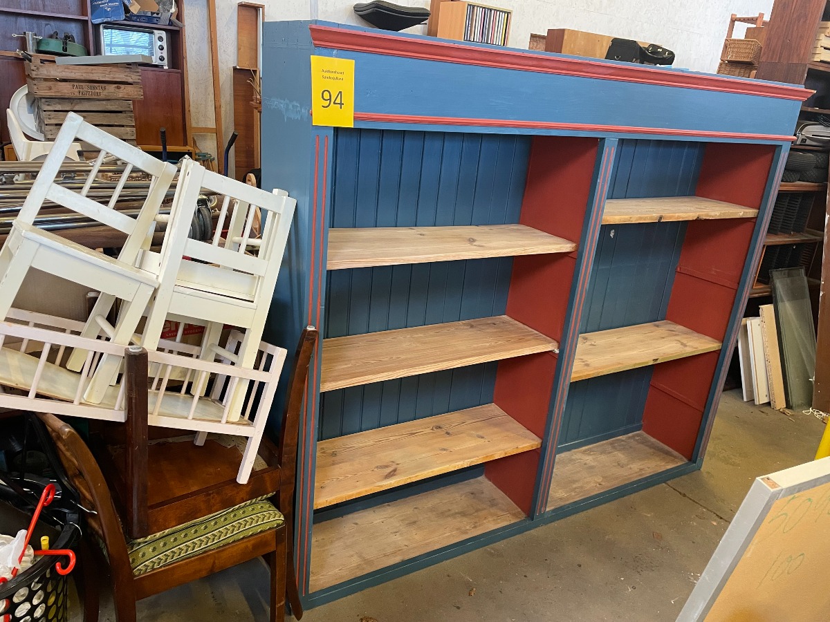 Stor delvis bemalet reol i træ. 