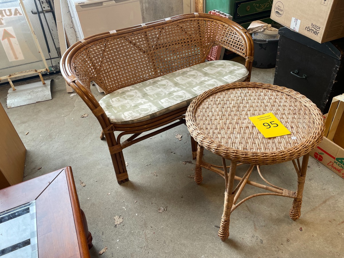 Kurvesæt med sofa og bord. 