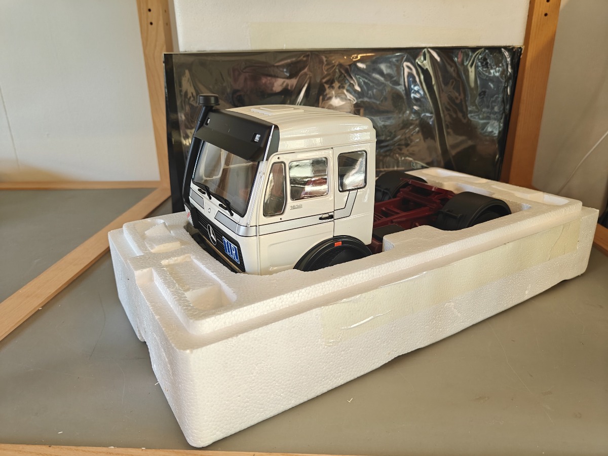 Road Kings model af Mercedes Benz NG 1632 1:18