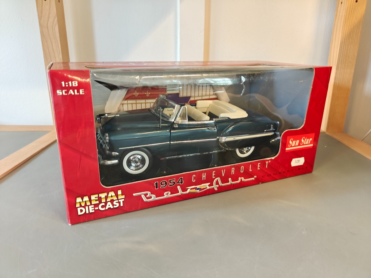 Sun Star model af Chevrolet Bel Air  Convertible 1954 1:18