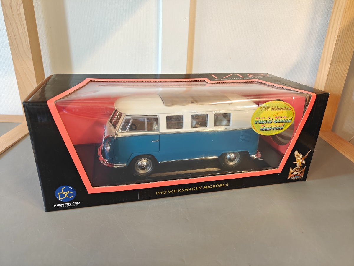 Road signature model af VW T1 Camper 1962 1:18