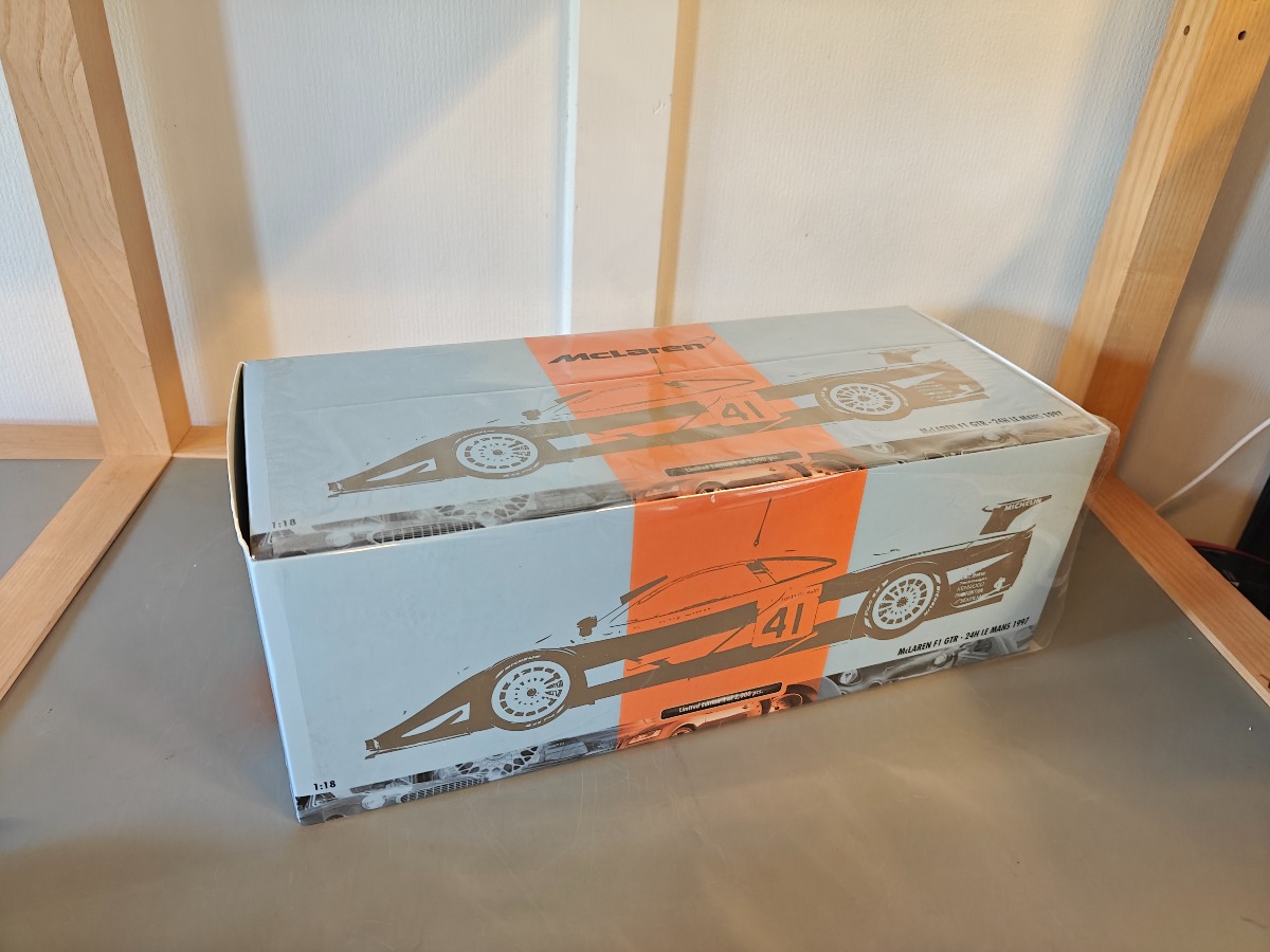 Minichamps model af McLaren F1 GTR 1:18